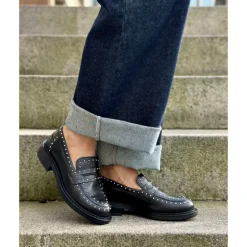 Shoedesign Lashes Loafer i sort skind med nitter