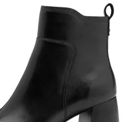 Tamaris 25323 ankelstøvle i sort skind med en lille hæl