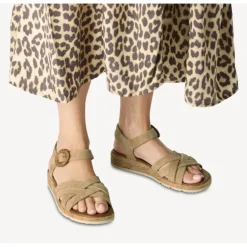 Tamaris 28129 sandal i taupe ruskind